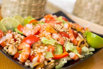 salad with shrimp and mussels
