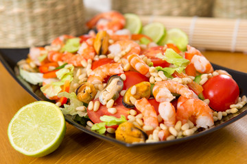 salad with shrimp and mussels