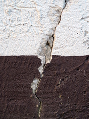 Risse an Hauswand