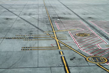 Zelfklevend Fotobehang Luchthaven Markeringen op de luchthavenhelling