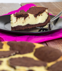 Russischer Zupfkuchen serviert auf einem Teller