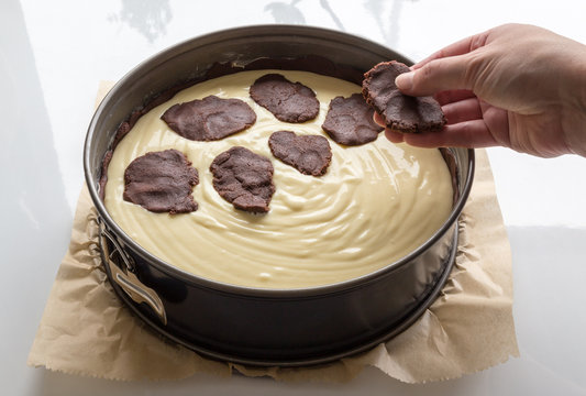 Russischer Zupfkuchen wird in einer Backform vorbereitet und zub