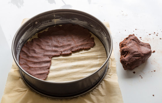 Russischer Zupfkuchen wird in einer Backform vorbereitet und zub