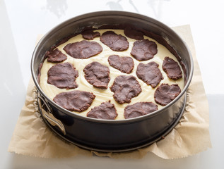 Russischer Zupfkuchen wird in einer Backform vorbereitet und zub