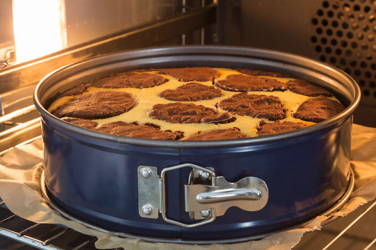 Backform mit  Russischen Zupfkuchen im Ofen
