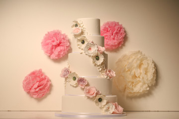 Fototapeta na wymiar white wedding cake with roses