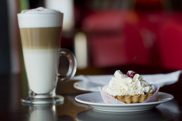Latté in a glass and cake