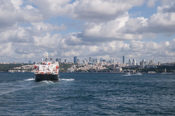 Fototapeta premium Ship sails Bosphorus