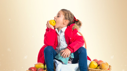 Fototapeta na wymiar Blonde little girl eating an apple