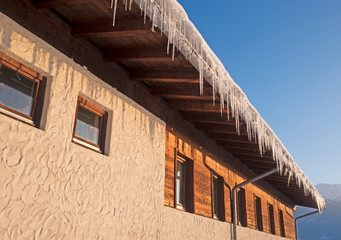 Eiszapfen an Berghütte