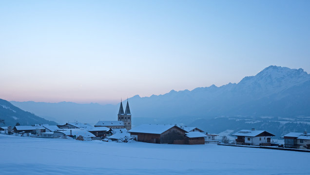 Kirche mit Alpenpanorama