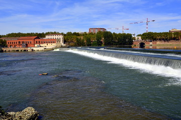 El dique del Bazacle en el río Garona . Toulouse. Francia