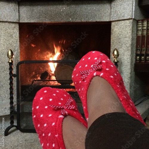 Descansando frente a la chimenea viendo el fuego" fotos de archivo ...