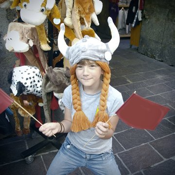 bimba con cappello vichingo