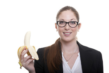 Frau mit Banane in der Hand vor weißem Hintergrund