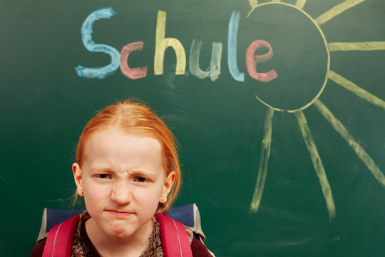 Maedchen aergert sich ueber die Schule