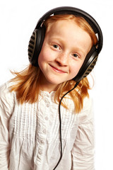 Maedchen mit Kopfhoerer in leichter Draufsicht