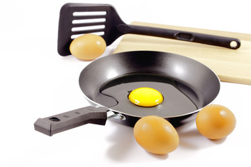 Teflon skillet and eggs
