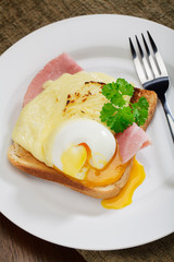 Wachsweiches Ei auf Schinken mit Toast