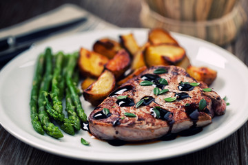 Fillet of beef with potatoes and asparagus