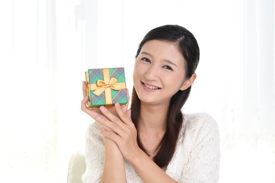 プレゼントを持つ笑顔の女性