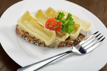 Gratinierter Camembert auf Brot