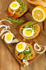 Sandwiches with green peas paste and boiled egg with onion
