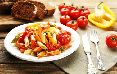 Pasta salad with pepper, carrot and tomatoes