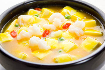 Shrimps with bean curd soup
