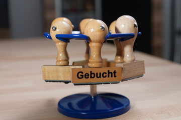 Stempel und Stempelhalter am Schreibtisch