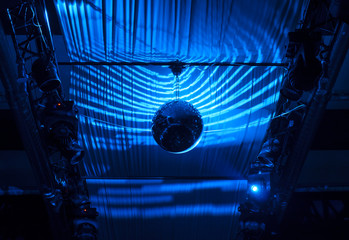 Boule disco suspendue au plafond avec des lumières bleues