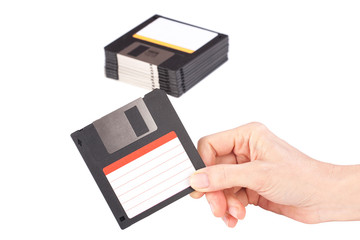 Weibliche Hand haltet die Diskette