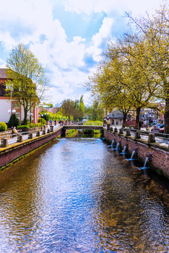 Der Fluss M&ouml;mling im Zentrum von Erbach ( Odenwald )