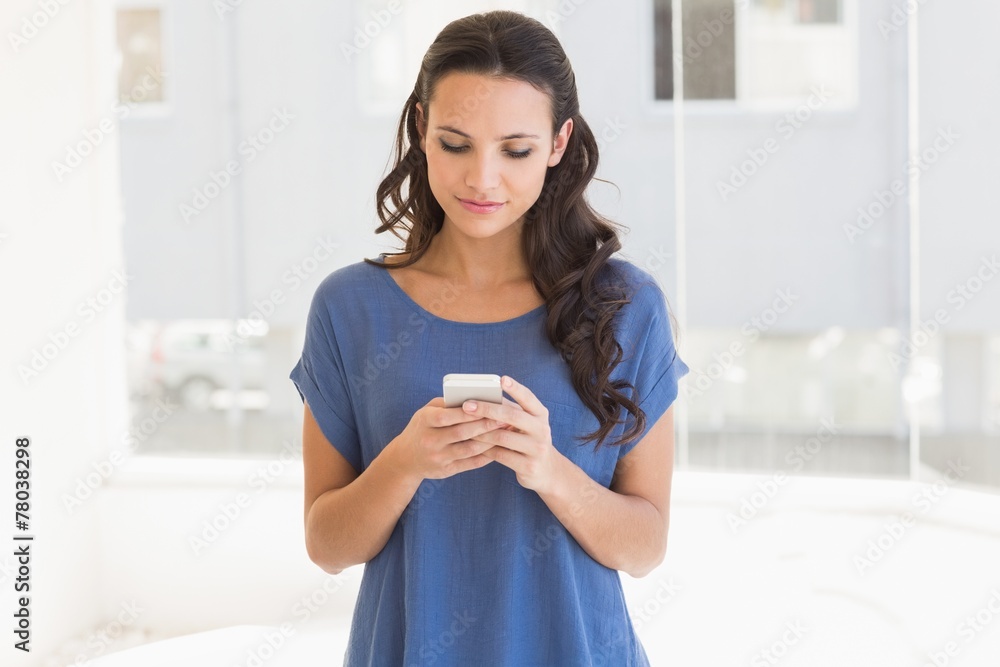Poster pretty brunette sending a text