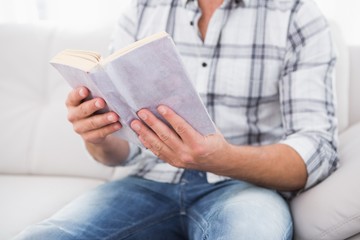 Obraz premium A man reading a book