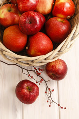 Naklejka na ściany i meble Basket of red apples