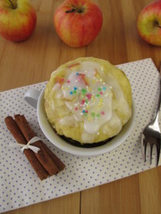 Apfel Mug Cake mit Zuckerguss aus der Mikrowelle