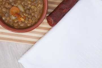 Lentejas con chorizo en cazuela de barro.