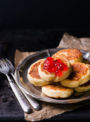Cottage cheese pancakes with currant jam