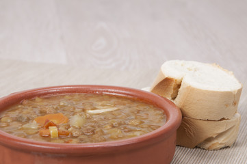 Lentejas en plato de barro.