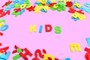Kids Kinder Buchstaben auf Magenta