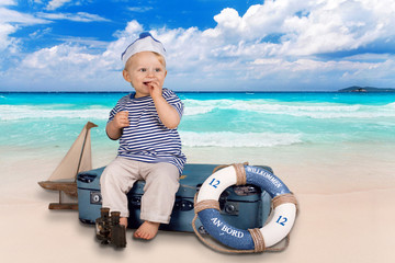 kleiner Matrose am Strand