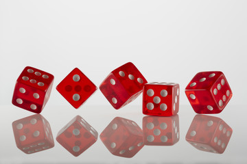 5 rote Würfel vor weiß