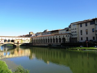 Fototapeta na wymiar Ponte Vecchio über den Fluß Arno - Florenz - Firenze - Italien