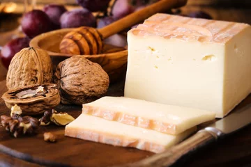 Keuken spatwand met foto Italian Taleggio cheese with walnuts, honey and grapes © kuvona