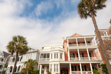 Fototapeta premium Zabytkowe domy wzdłuż Battery st w Charleston, Karolina Południowa