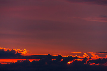 Sonne hinter Unwetter