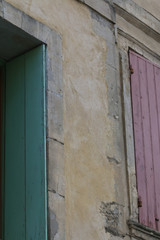 zwei bunte fensterlaeden