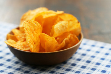 Fast food, Kartoffelchips, Chips im Holzschälchen, frittierte Kartoffeln, vegan, salziger snack für zwischendurch