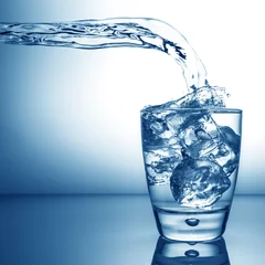 Foto auf Acrylglas bicchiere d'acqua splash azzurro © Photobeps